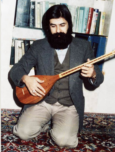 Seyed Khalil Alinejad playling on Kurdish Tanbour